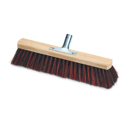 Nölle Profi Brush Saalbesen Arenga/Elaston s kovovým držiakom od Nölle Profi Brush Bürsten- & Pinseltechnik e.K. má drevený blok, kovový držiak a husté čierno/červené štetiny - ideálne pre čistenie hál.