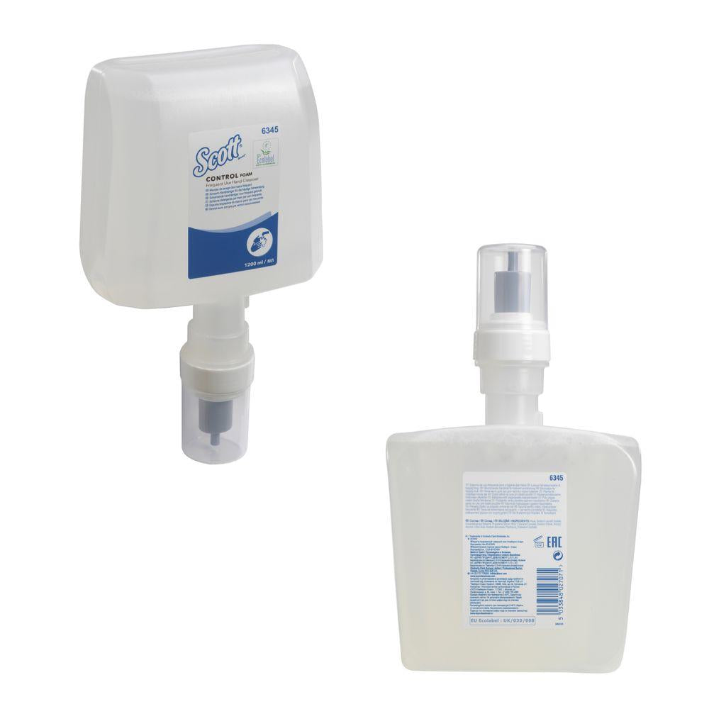 Dva pohľady na obdĺžnikovú, priehľadnú plastovú kazetu Scott® Control™ penového čistiaceho prostriedku na ruky od Kimberly-Clark GmbH, každá s bielou etiketou a pumpičkou; jedna ukazuje prednú stranu, druhá zdôrazňuje detaily protokolov o hygiene rúk. Kartón: 4 kazety.