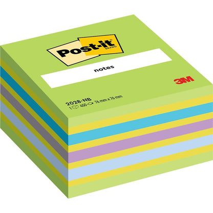 Stoh kociek Post-it® Notes, 76 mm x 76 mm, 450 listov/blok od 3M Deutschland GmbH, s listami v modrej, žltej, fialovej a zelenej farbe. Vrchný list ukazuje žltú značku Post-it s červeným logom 3M.