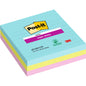Ein Stapel Post-it® Super Sticky Notes im Großformat (101 mm x 101 mm, 70 Blatt/Block, 100% PEFC) der 3M Deutschland GmbH in den Farben blau, gelb und pink, mit dem Post-it® und dem Super Sticky"-Etikett obenauf.