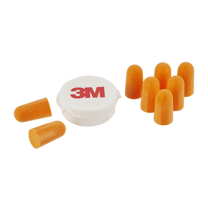 Acht orangefarbene 3M™ Gehörschutzstöpsel 1100 Weichschaum (SNR-Wert 35 dB) der 3M Deutschland GmbH sind neben einem kleinen weißen runden Behälter mit rotem "3M"-Logo auf weißem Hintergrund abgebildet.