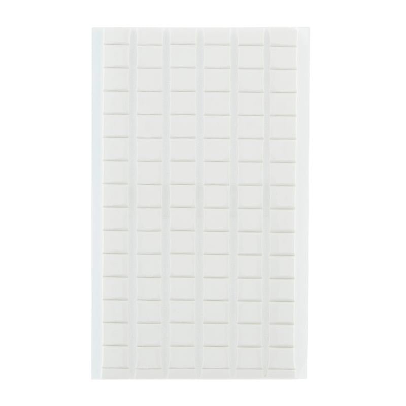 Obdĺžnikový hárok odnímateľných lepiacich podložiek Scotch-FIX™ 301008C36-P (11 mm x 15 mm, 36 kusov/balenie) od spoločnosti 3M Deutschland GmbH zobrazuje niekoľko riadkov a stĺpcov bielych, silno priľnavých, odnímateľných podložiek na bielom pozadí.