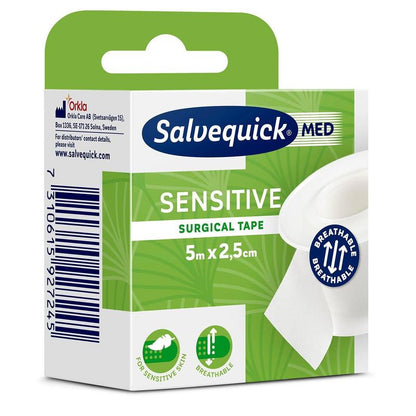 Salvequick OP-Klebeband 6-5x2,5 von Orkla Wound Care AB hat eine grün-weiße Verpackung mit Symbolen für hypoallergene, empfindliche Haut und Atmungsaktivität. Jede Packung enthält eine 5m x 2,5cm Rolle.