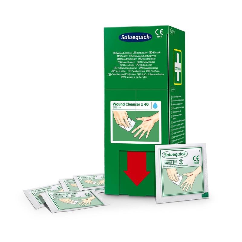 Zelená škatuľa od Orkla Wound Care AB's Salvequick savett čistič rán (0,9% NaCl, sterilný) 40 kusov stojí vzpriamene s jednotlivými vrecúškami pred ňou; obe zobrazujú ruku čistenú utierkou.
