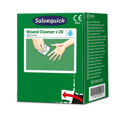 Zelená škatuľka so Salvequick savett čističom rán (0,9% NaCl, sterilný) 20 kusov od Orkla Wound Care AB, s obrázkom rúk, ktoré čistia ranu, a viditeľnými detailmi produktu a čiarovým kódom na obale.