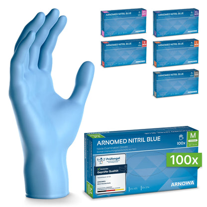 Naľavo je zvislo zobrazená modrá jednorazová rukavica ARNOMED NITRIL BLUE od spoločnosti ARNOWA GmbH. Napravo sú zobrazené šesť škatúľ týchto bezlatexových rukavíc v rôznych veľkostiach, pred nimi je škatuľa "100x" veľkosť M.