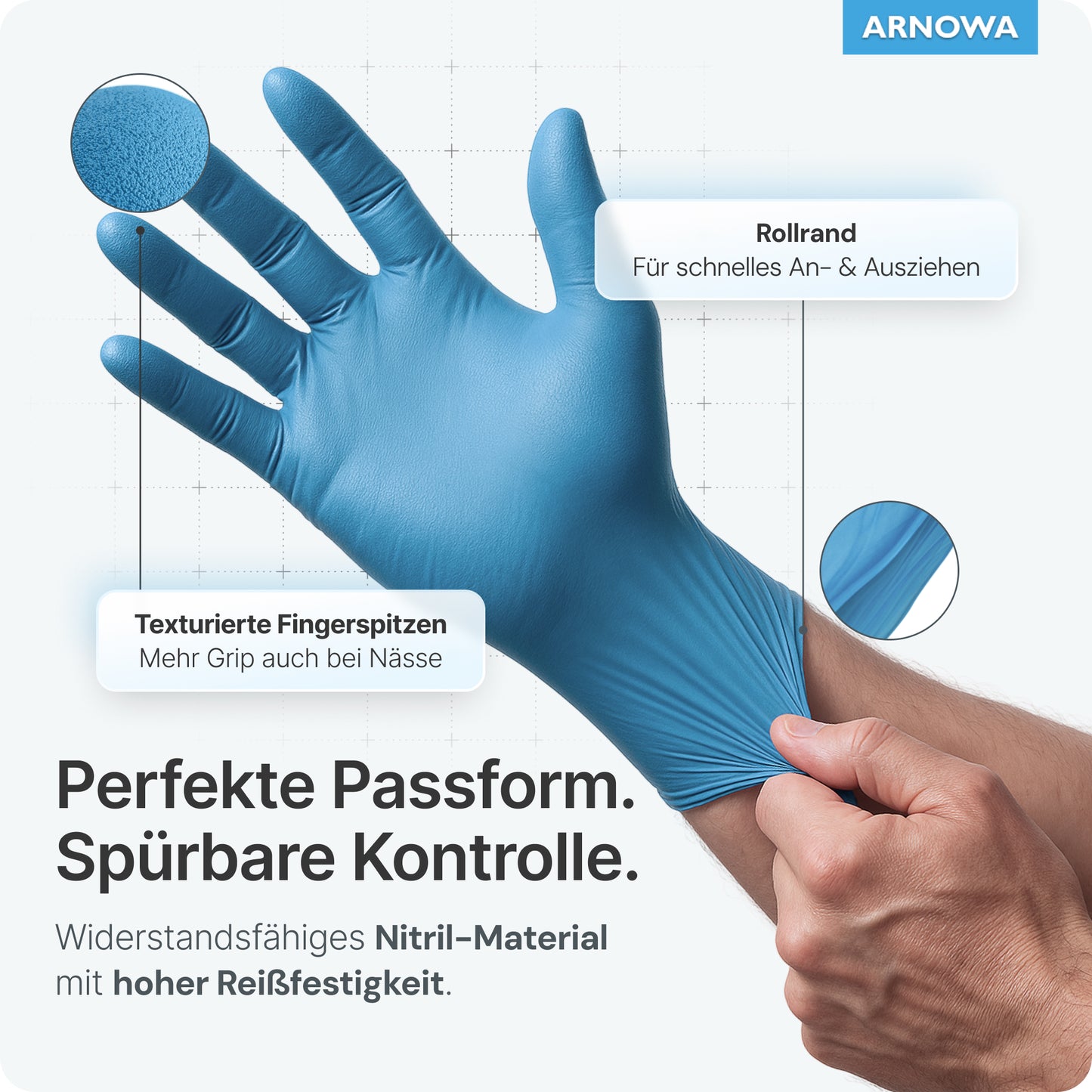 Používateľ nosí jednorazové rukavice ARNOMED NITRIL BLUE z nitrilu od spoločnosti ARNOWA GmbH, ktoré sa vyznačujú štruktúrovanými končekmi prstov, hladkým okrajom a dobrým sedením. Nemecké etikety uvádzajú odolné sedenie, dobrú kontrolu a vysokú trvanlivosť.