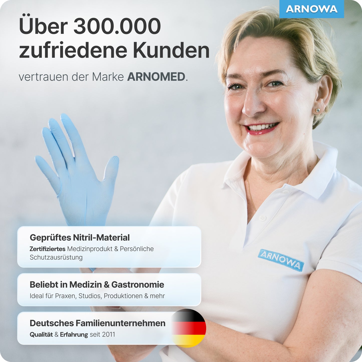 Usmievavá žena v bielom polo prezentuje svoju modrú rukavicu. Viac ako 300 000 zákazníkov dôveruje najodolnejším jednorazovým rukaviciam ARNOMED NITRIL BLUE od spoločnosti ARNOWA GmbH z nitrilu. Bez latexu, certifikované a používané poprednými firmami.