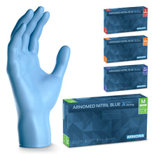 Ein blauer ARNOMED NITRIL BLUE XTRA STRONG Einmalhandschuh der ARNOWA GmbH steht aufrecht neben vier blauen, farbcodierten Kartons mit extra dicken Nitrilhandschuhen in den Größen S bis XL.