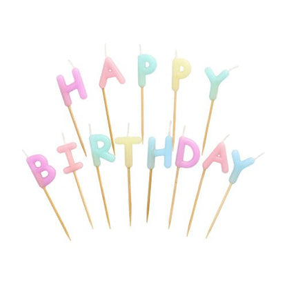 To PAPSTAR Súprava sviečok s písmenami obsahuje pastelové sviečky s nápisom „Happy Birthday“ (8 cm), každá na drevenej tyčinke. K dispozícii v farbách ružová, žltá, modrá, fialová a zelená. Predáva sa v kartónovej krabici s 12 baleniami po PAPSTAR s.r.o.