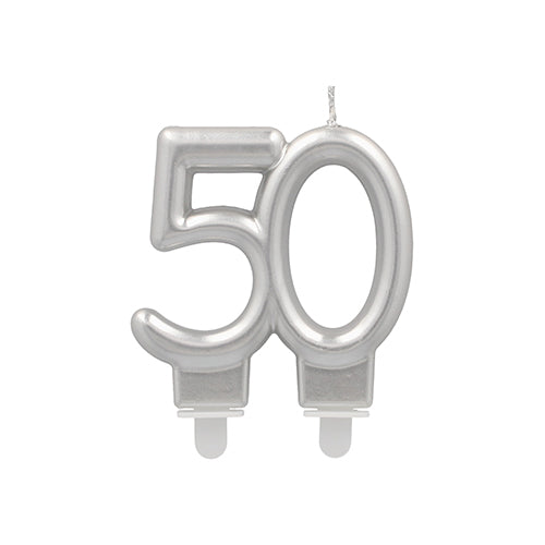 Feiern Sie Meilensteine mit den PAPSTAR GmbH Jubiläumskerzen mit Halter 7 cm "silber" - eine silberne Zahlenkerze mit zwei Dochten und weißem Boden, perfekt für Geburtstagsfeiern oder Jubiläen.