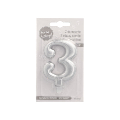 Die PAPSTAR GmbH Zahlenkerze mit Halter 7 cm "silber" ist eine silberne Zahlenkerze in klarer Kunststoff- und Kartonverpackung mit der Aufschrift "Geburtstagskerze" und "Geburtstagskerze", mit einem kleinen Halter am Boden.