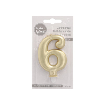 Eine goldene PAPSTAR Zahlenkerze mit Halter, geformt als Nummer 6 und 7 cm groß, ist in Plastik verpackt mit mehrsprachiger Beschriftung, Beschreibung der Geburtstagskerze und einem Party Greetings Logo oben links. Marke: PAPSTAR GmbH.