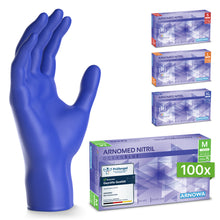 Modrá jednorazová rukavica ARNOMED NITRIL OCEAN BLUE od spoločnosti ARNOWA GmbH stojí vzpriamene vedľa štyroch kartónov vo veľkostiach S, M (bez latexu, v popredí), L a XL. Všetky sú z tmavomodrého nitrilu.