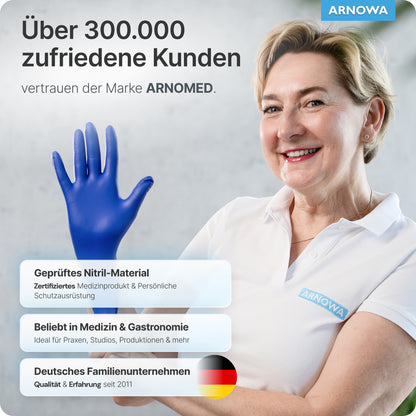 Eine Frau im weißen Polo mit ARNOWA-Logo lächelt und hält einen ARNOMED NITRIL OCEAN BLUE Einmalhandschuh der ARNOWA GmbH - zertifizierte, latexfreie Nitrilhandschuhe für den medizinischen oder gastronomischen Einsatz, made in Germany.