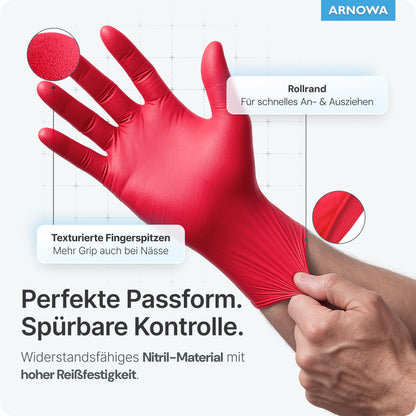 Zobrazená je ruka s rozprestretými prstami, ktorá nosí červenú jednorazovú rukavicu ARNOMED NITRIL LAVA RED od ARNOWA GmbH. Text poukazuje na štruktúrované končeky prstov, zvinutú manžetu a vysokú odolnosť proti roztrhnutiu. Svetlomodré pozadie s logom ARNOWA v pravom hornom rohu.