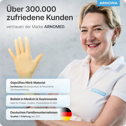 Usmievajúca sa žena v bielom polokošeli a modrých rukaviciach predstavuje ARNOMED NITRIL SUNFLOWER YELLOW jednorazové rukavice od ARNOWA GmbH - certifikované, bez latexu, ideálne pre medicínu a gastronómiu a od nemeckej spoločnosti.
