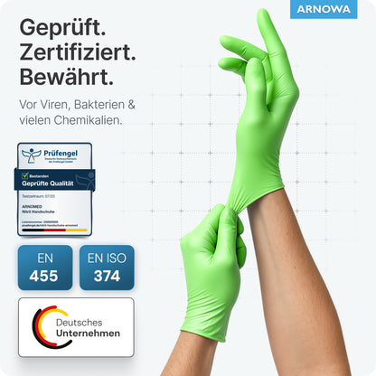 Osoba nosí limetkovozelené jednorazové rukavice ARNOMED NITRIL LIME GREEN z nitrilu od spoločnosti ARNOWA GmbH - bez latexu, certifikované podľa EN 455 a EN ISO 374, chránia pred vírusmi, baktériami a chemikáliami.