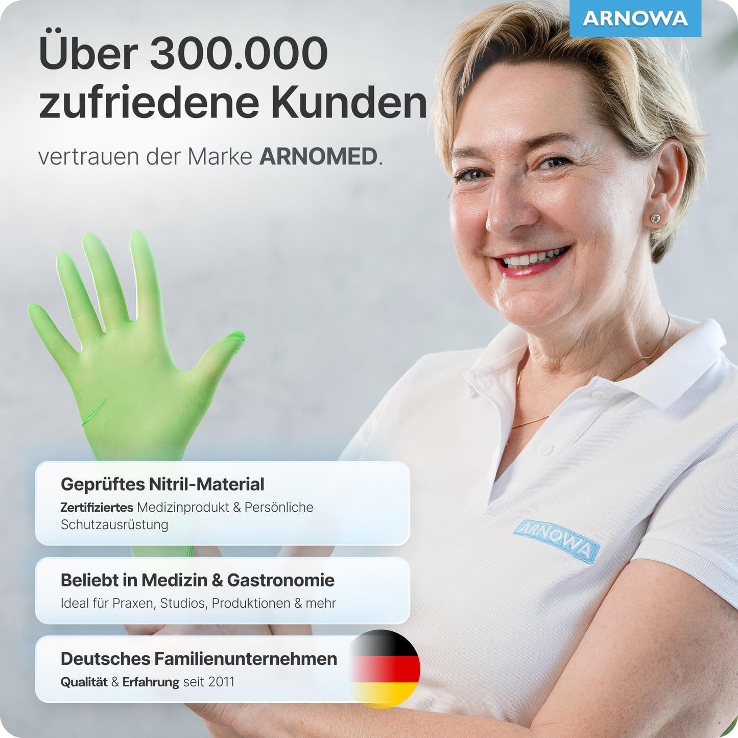 Usmievajúca sa žena v bielom polo tričku ARNOWA si oblieka limetkovozelené jednorazové rukavice ARNOMED NITRIL LIME GREEN z nitrilu. Certifikované bez latexu, ideálne pre medicínu a gastronómiu od nemeckej spoločnosti ARNOWA GmbH - zaručená spokojnosť.