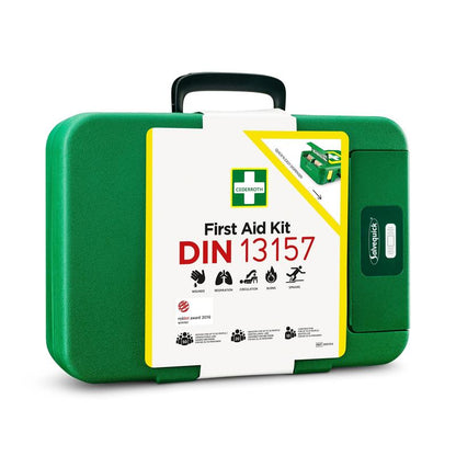 Zelený Prvá pomoc DIN | Balenie (1 kus) z plastu od Orkla Wound Care AB má bielu etiketu s nápisom "First Aid Kit DIN 13157", ikonické symboly a je nevyhnutnou núdzovou výbavou.