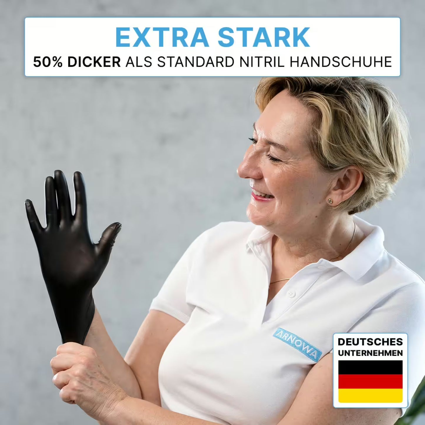 Osoba v bielom polokošeli si oblieka pokožke priateľské a bez akcelerátorov jednorazové rukavice ARNOMED NITRIL XTRA PURE BLACK od spoločnosti ARNOWA GmbH. Text: "Extra silné, o 50% hrubšie ako štandardný nitril". Dole vpravo: nemecká vlajka a "Nemecká spoločnosť".