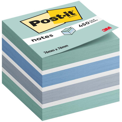 Vertikálny záber kocky Post-it® Notes od 3M Deutschland GmbH ukazuje modré, biele a zelené poznámkové lístky vo formáte 76 x 76 mm s 450 listami na blok. Obal ukazuje logo značky a "100% PEFC".
