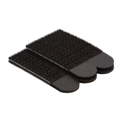 Drei schwarze rechteckige Bürsten-Reinigungspads mit strukturierten Borsten, gestapelt auf weißem Hintergrund - perfekt für die Verwendung mit 3M Deutschland GmbH Command™ Bilder-Montage Strips 17201BLK, Mittelgroße, Schwarz (4 Sets) zum Aufhängen von Bildern ohne Nägel und einfaches Entfernen.