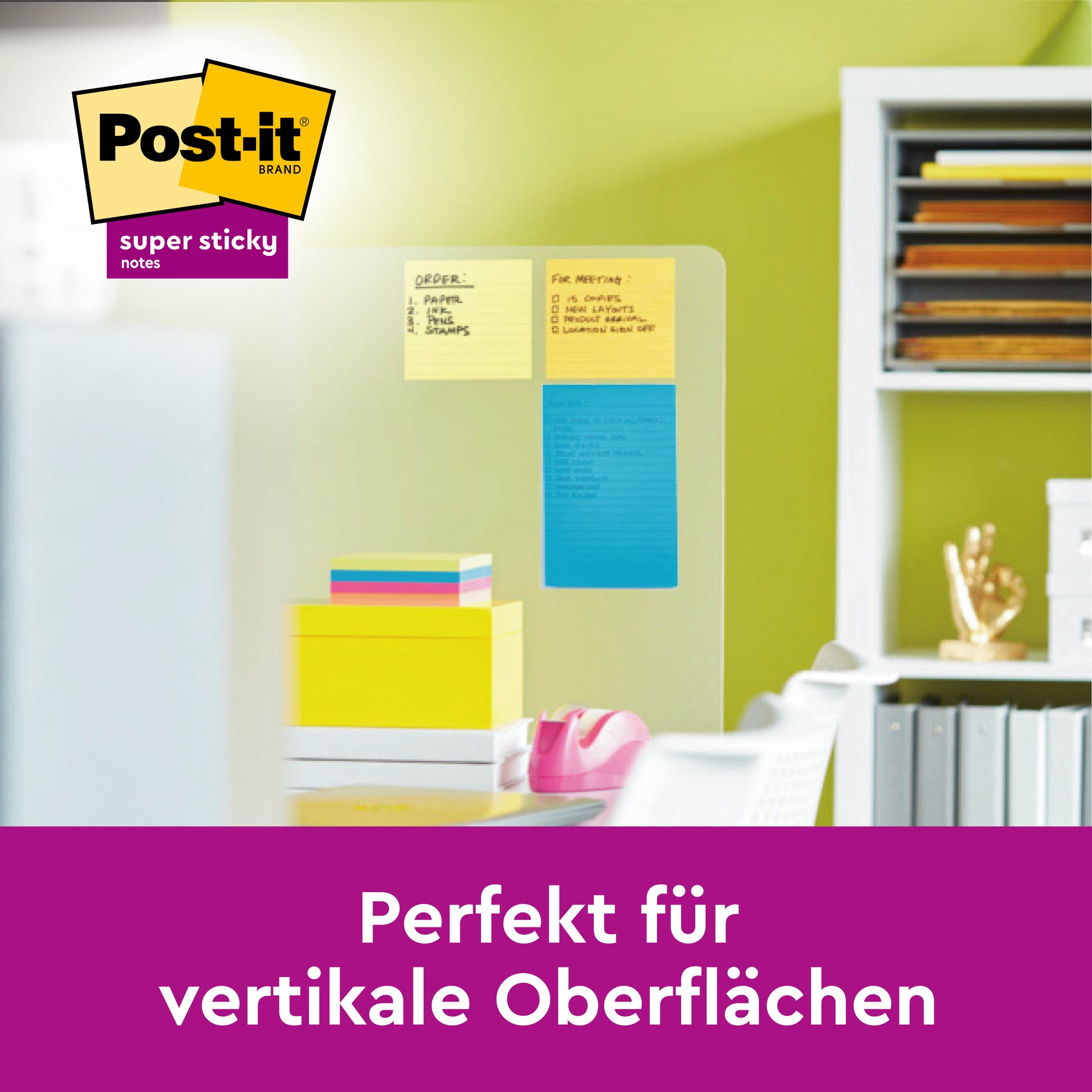Ein Büro zeigt einen Glastrenner mit drei Post-it® Super Sticky Notes im Großformat, Grün, von 3M Deutschland GmbH. Auf dem Schreibtisch stehen Materialien und Schachteln. Text: "Perfekt für vertikale Oberflächen.