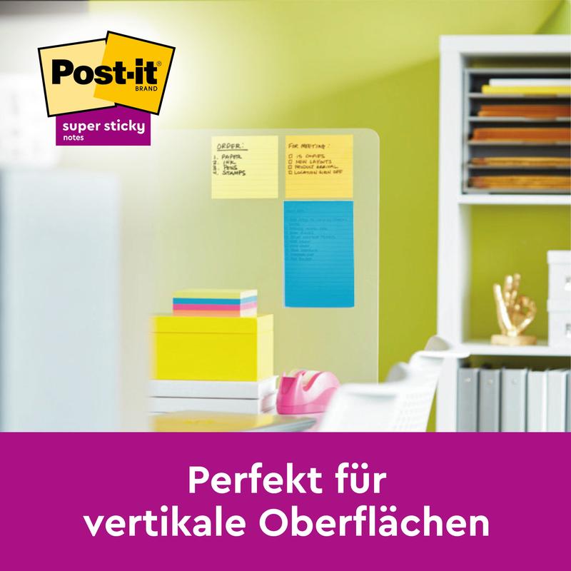 Sklenená tabuľa v kancelárii zobrazuje veľkoformátové Post-it® Super Sticky Notes od 3M Deutschland GmbH, rôzne farby, linajkové (101 mm x 152 mm), vertikálne pripevnené. Text: "Perfektné pre vertikálne povrchy." Kancelárske potreby a stolička na obrázku.