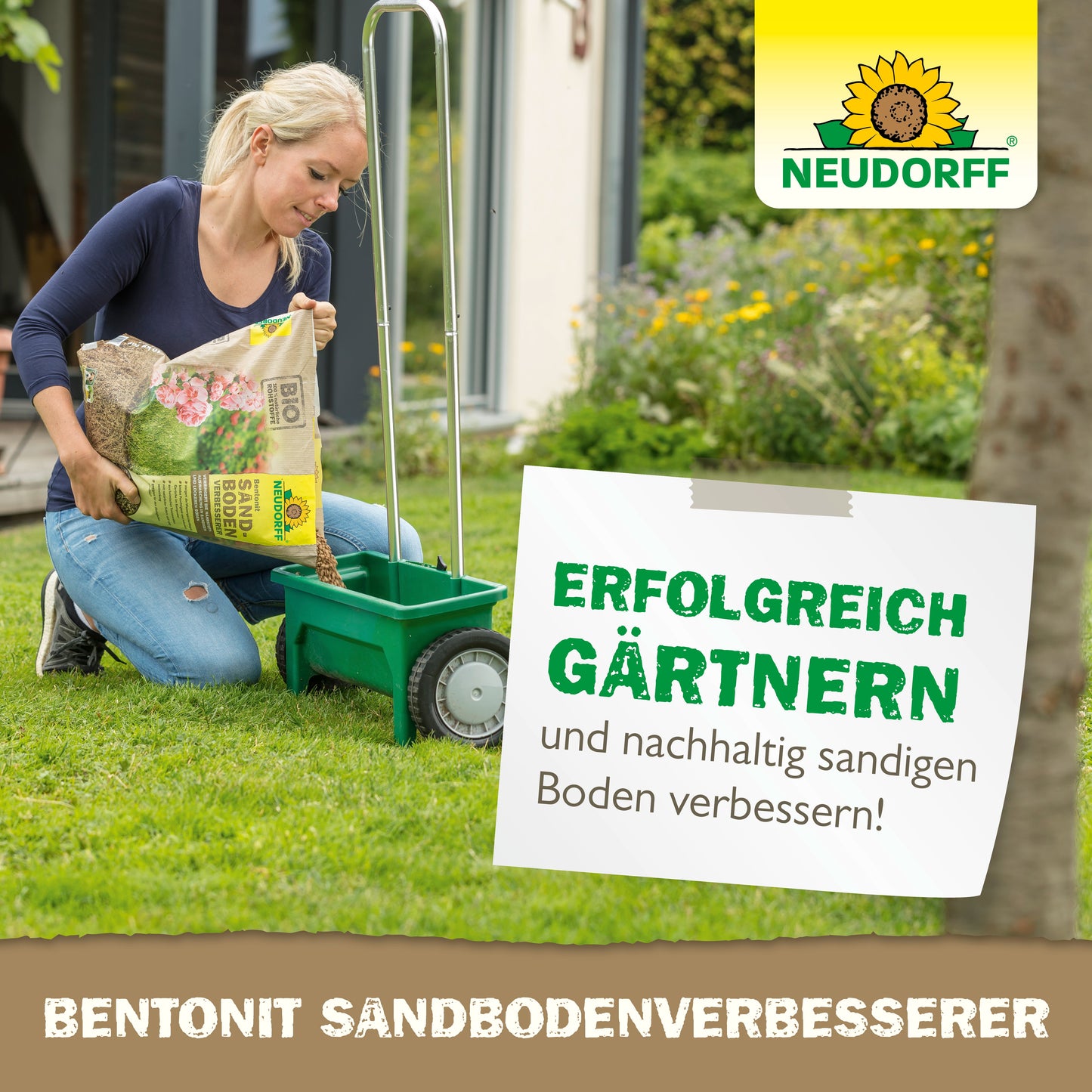 Eine Person bringt mit einer grünen Streumaschine Neudorff Shop Bentonit SandbodenVerbesserer auf einen Rasen auf, um sandigen Boden mit Tonmineralien zu verbessern. Auf einem Schild steht: "Erfolgreich Gärtnern und nachhaltig sandigen Boden verbessern!.