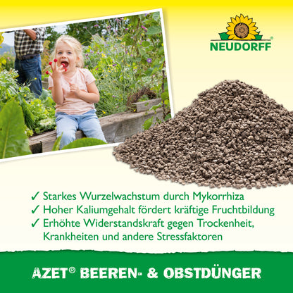 Ein Mädchen sitzt im Gras, isst eine Erdbeere und hält eine Obstschale in der Hand. Neben ihr steht der Azet Beeren- & ObstDünger von Neudorff Shop, der das Wurzelwachstum, die Fruchtentwicklung und die Stressresistenz von Obststräuchern fördert.