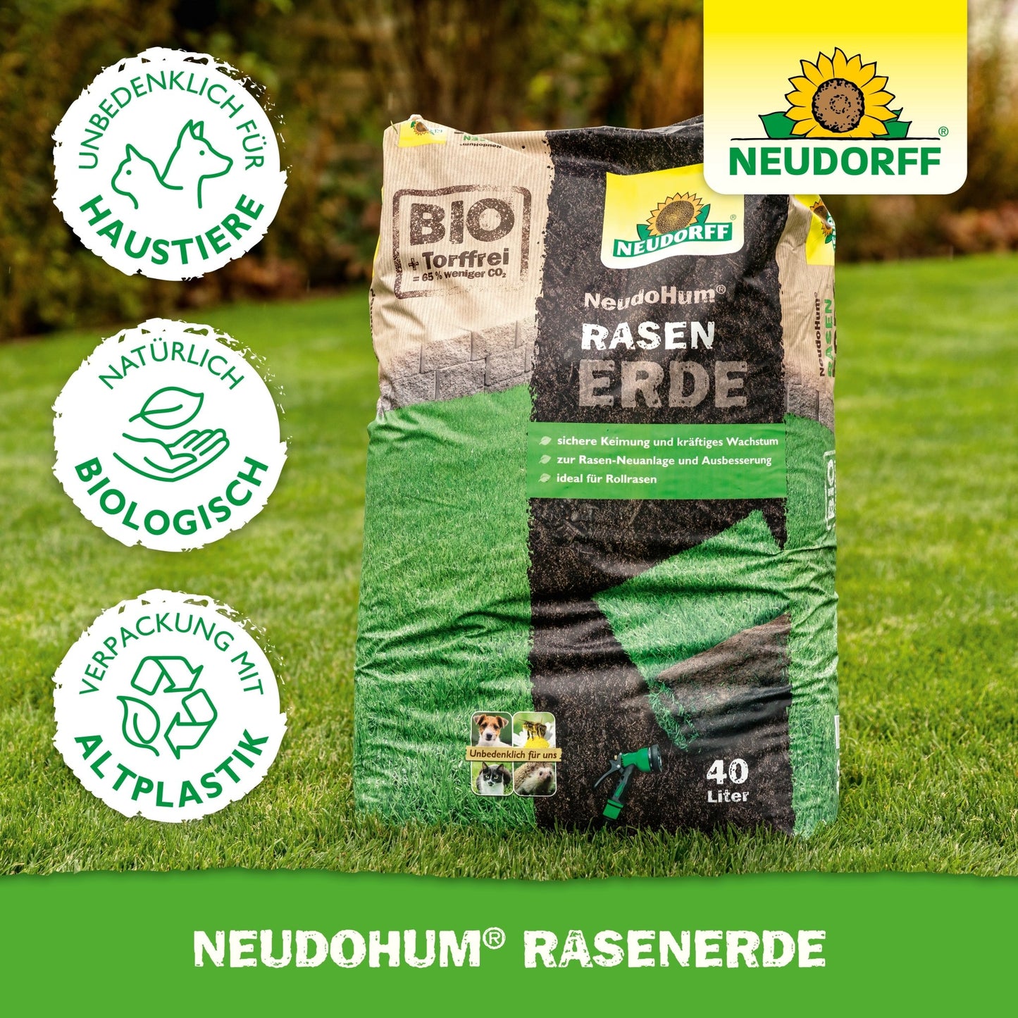 40-litrové vrece NeudoHum RasenErde od Neudorff Shop leží na trávniku - ideálne pre nové trávnaté plochy. Obal ponúka bezpečnosť pre domáce zvieratá, prírodné organické obsahy a je ekologický s recyklovaným plastom.