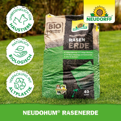 40-litrové vrece NeudoHum RasenErde od Neudorff Shop leží na trávniku - ideálne pre nové trávnaté plochy. Obal ponúka bezpečnosť pre domáce zvieratá, prírodné organické obsahy a je ekologický s recyklovaným plastom.