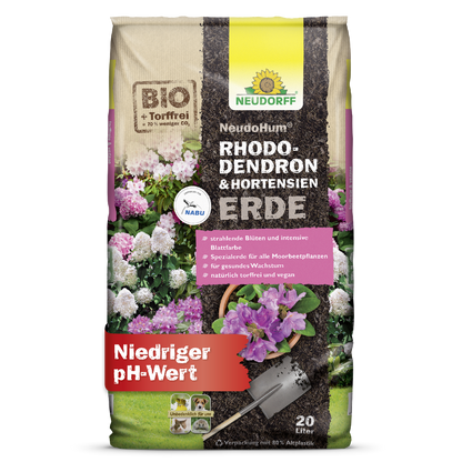 20-litrové vrece NeudoHum Rhododendron & Hortensien Erde z Neudorff Shopu zobrazuje obrázky hortenzií a rododendronov a svojou nízkou pH hodnotou podporuje optimálny rast rastlín.