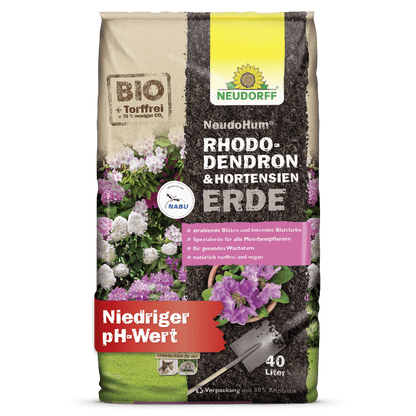 40-litrové vrece Neudorff Shop's NeudoHum Rhododendron & Hortensien Erde, substrát s nízkou pH hodnotou. Na obale sú zobrazené kvitnúce rododendrony a hortenzie s podrobnými informáciami o produkte v nemeckom jazyku.
