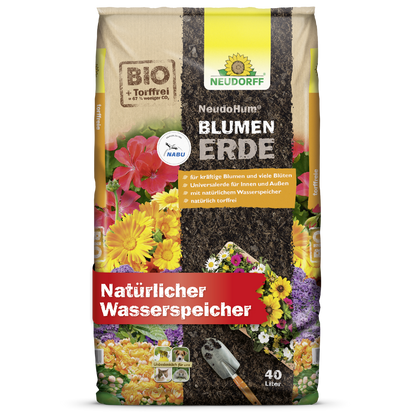 40-litrové vrecko NeudoHum BlumenErde od Neudorff Shop s kvetinovými motívmi, lopatkou a etiketami, ktoré zdôrazňujú bio kvalitu a prirodzené zadržanie vody - ideálne pre záhradné rastliny a kvalitný pestovateľský substrát.