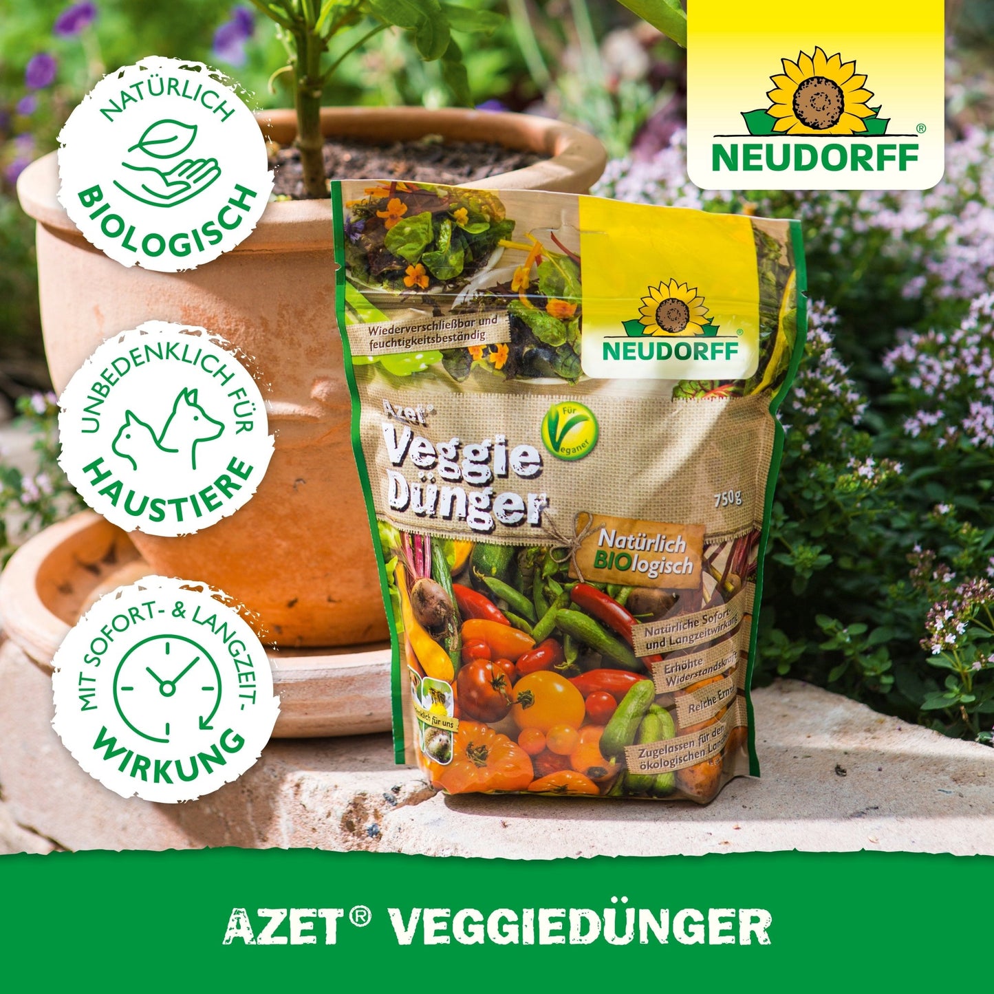 Vrecko Neudorff Shop Azet VeggieDünger stojí na drevenom povrchu vonku vedľa terakotového kvetináča so zelenými rastlinami. Na obale sú zobrazené obrázky zeleniny a certifikačné logá.