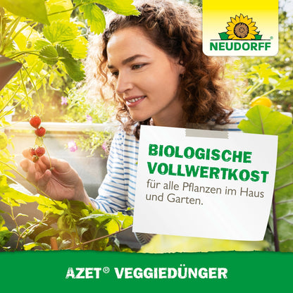 Žena v záhrade kontroluje a zbiera malé červené bobule. Obrázok zobrazuje logo Neudorff Shop a propaguje Azet VeggieDünger, organické rastlinné hnojivo pre domáce a záhradné rastliny.