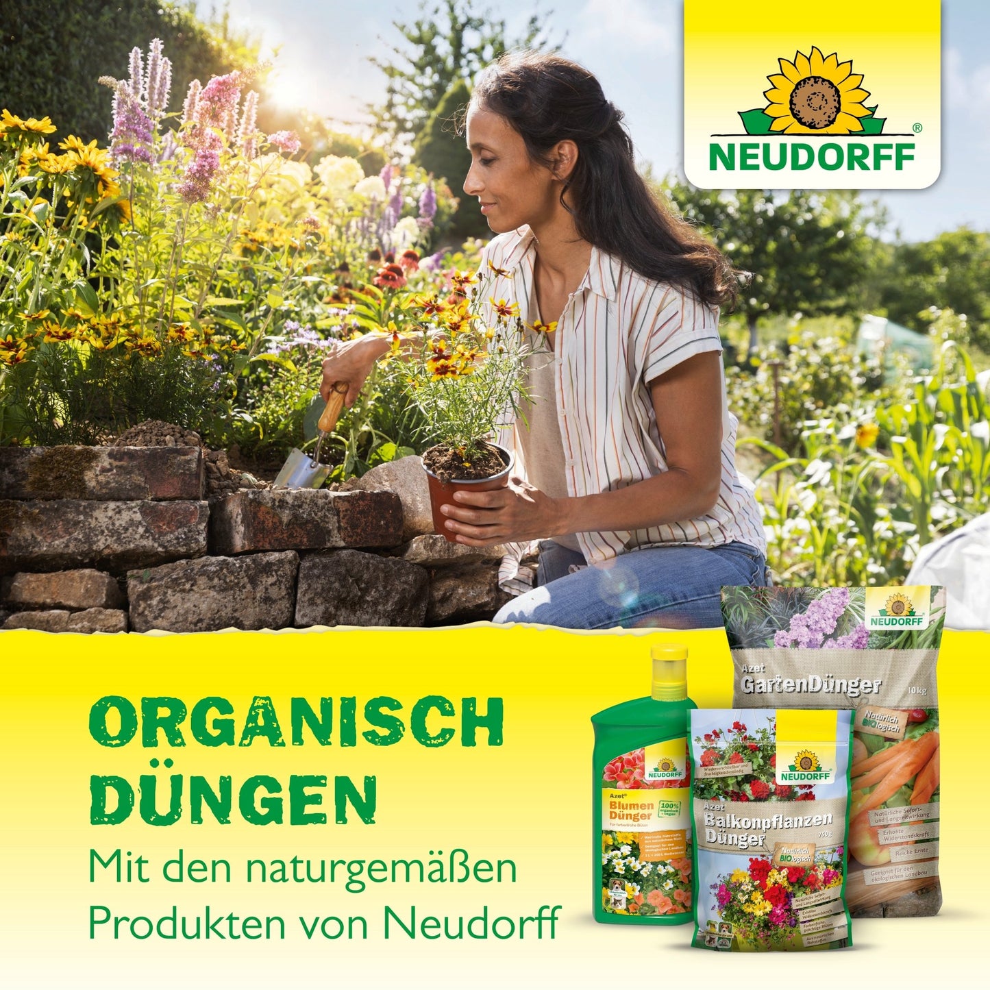 Žena s lopatkou sadí kvety vedľa vyvýšeného záhona. Pred ňou stoja Azet VeggieDünger od Neudorff Shop. Nemecký text propaguje organické hnojenie s prírodným Azet VeggieDünger od Neudorff Shop.