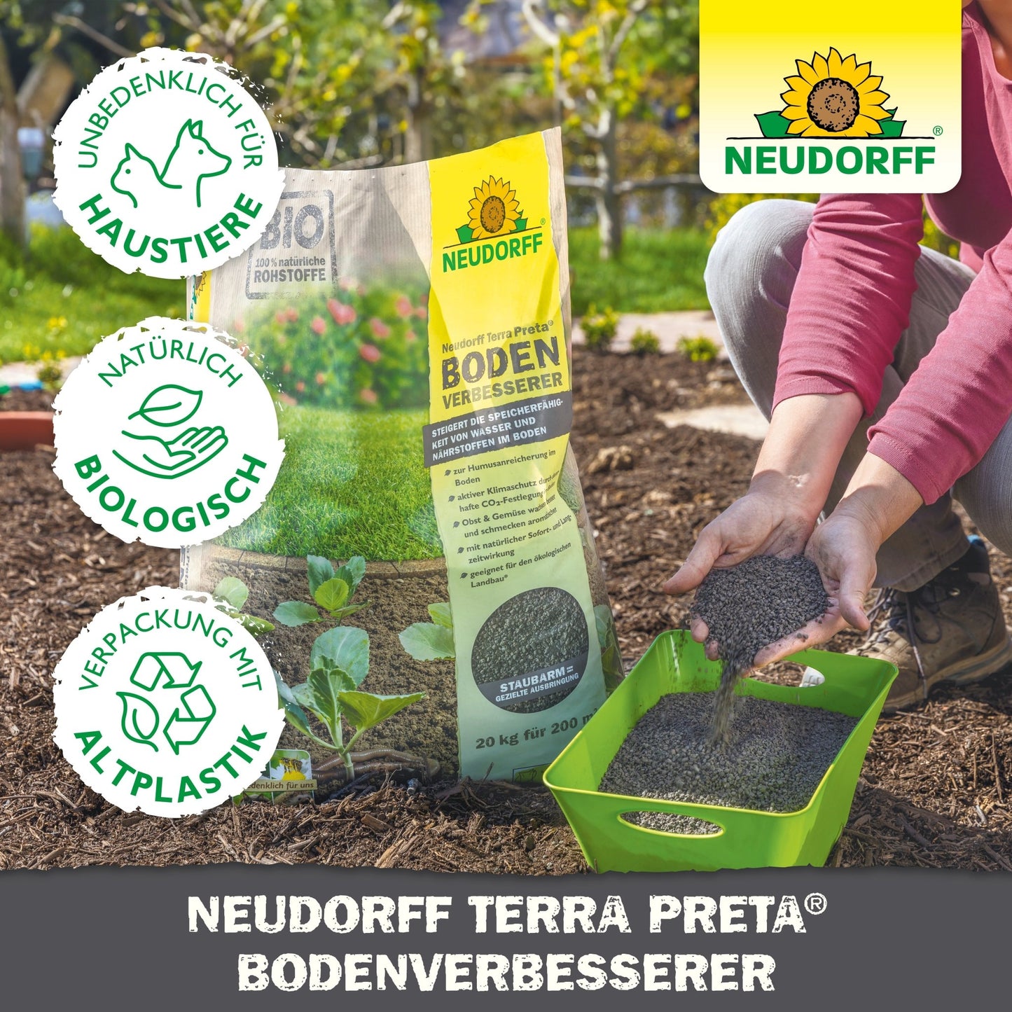 V záhrade sa Neudorff Terra Preta zlepšovač pôdy z Neudorff Shop pridáva zelenou lopatkou do pôdy vedľa listových rastlín. Na vzpriamenom vrecku sú zobrazené symboly pre bezpečnosť domácich zvierat, podiel bio a recyklované balenie.