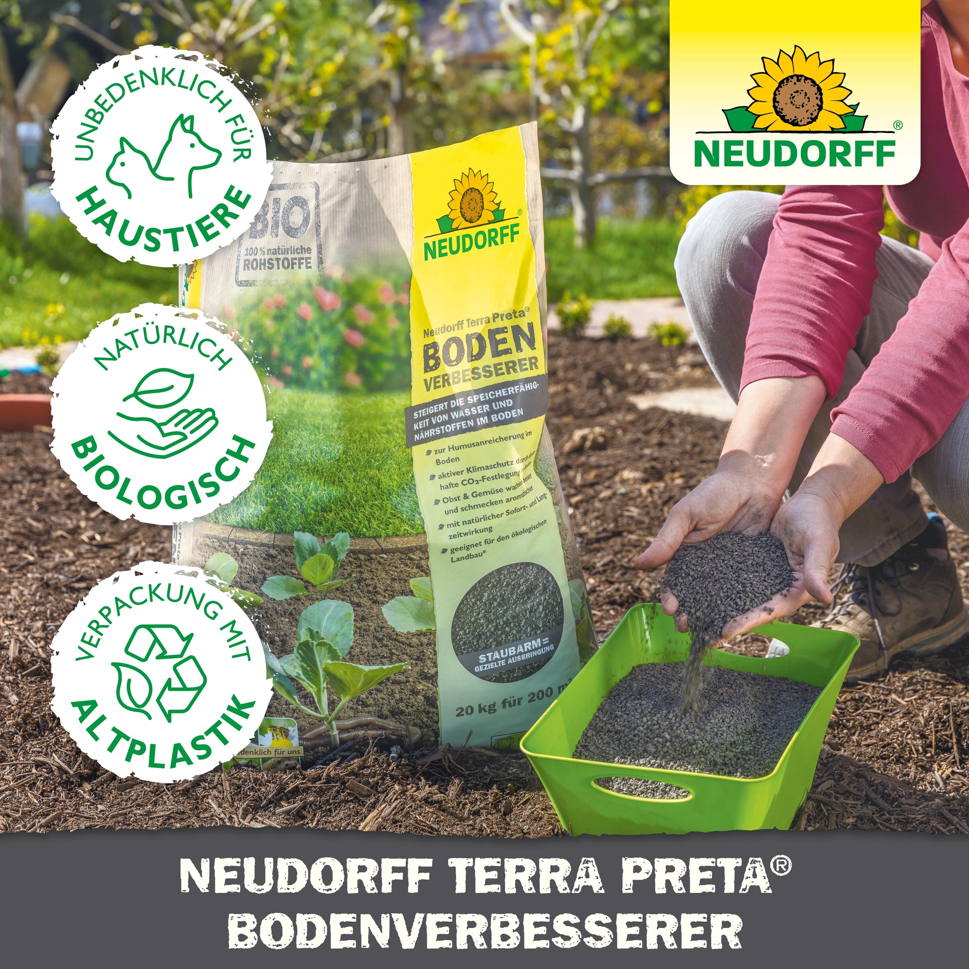 In einem Garten wird der Neudorff Terra Preta BodenVerbesserer aus dem Neudorff Shop mit einer grünen Schaufel in die Erde neben den Blattpflanzen gegeben. Auf dem aufrecht stehenden Beutel sind Symbole für die Sicherheit von Haustieren, den Bioanteil und die recycelte Verpackung abgebildet.