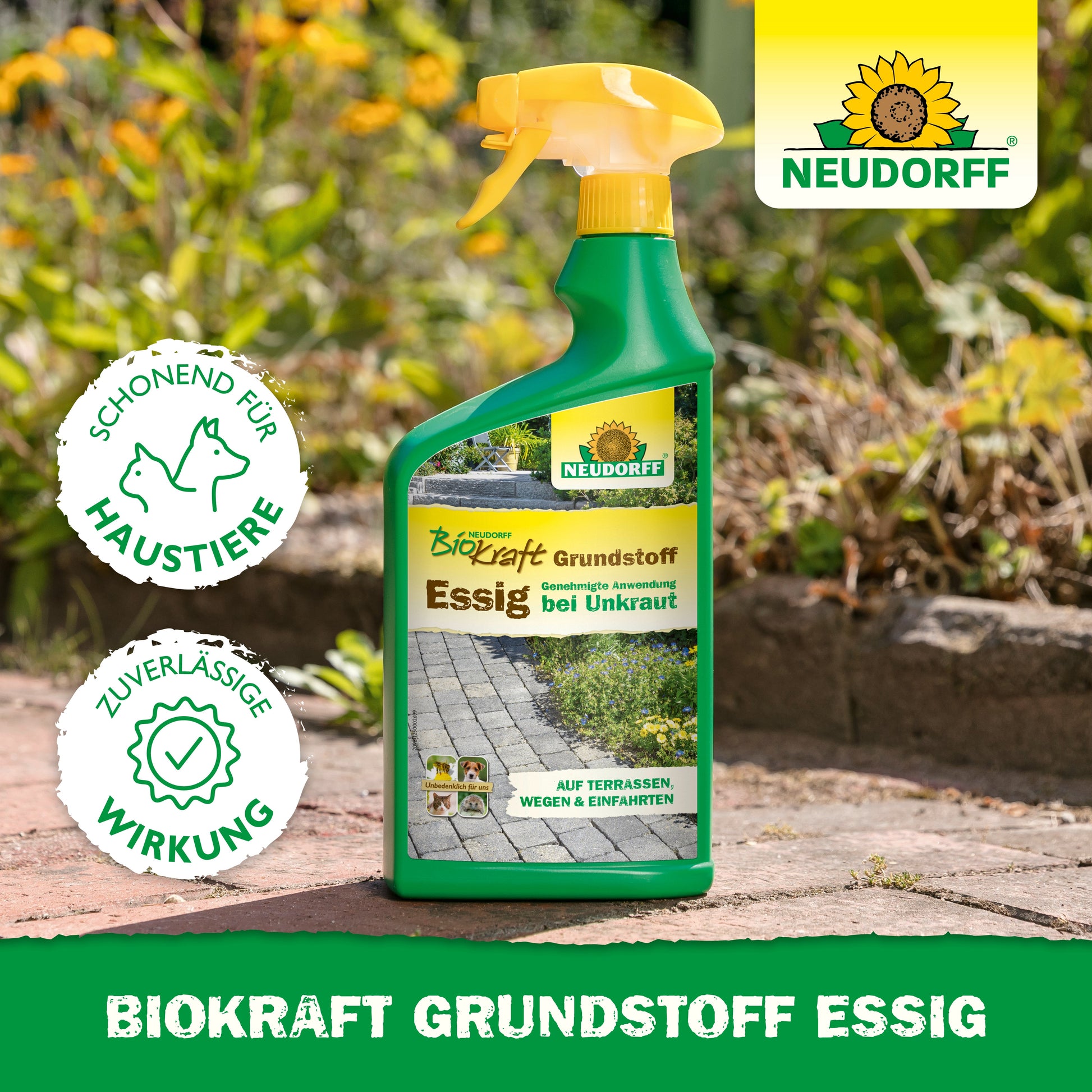 Eine Sprühflasche mit Neudorff BioKraft Grundstoff Essig aus dem Neudorff Shop steht auf einem Gartenweg, umgeben von Gras und Blumen. Das Etikett betont die Sicherheit von Haustieren und die effektive Unkrautentfernung für saubere Terrassen.