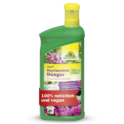 Zelená fľaša Neudorff Shop Azet HortensienDünger tekutý so žltým uzáverom. Etiketa zobrazuje kvety a nemecké vety "100% vegánske" a "100% prírodné a vegánske".