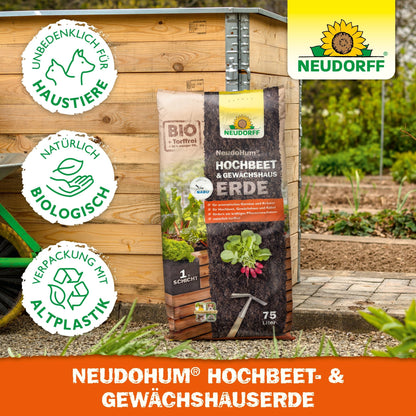 Vrece Neudorff Shop's NeudoHum Hochbeet & GewächshausErde leží na záhradnom záhone vedľa zelených rastlín. Tri zelené symboly ukazujú, že produkt je vhodný pre domáce zvieratá, prírodný a biologický a má udržateľné balenie.