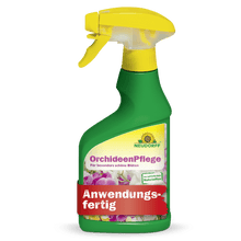 Na zelenej rozprašovacej fľaši so žltou dýzou s nápisom "OrchideenPflege" od Neudorff Shop sú zobrazené orchidey a text poukazuje na to, že ide o pripravený produkt na starostlivosť o rastliny pre optimálne zdravie orchideí.