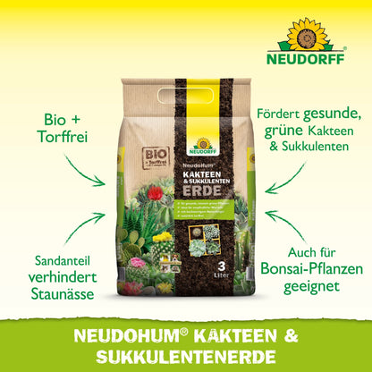 Béžové 3-litrové vrecko Neudorff Shop NeudoHum Kakteen & SukkulentenErde stojí vzpriamene. Zemina bez rašeliny zabraňuje premočeniu a je ideálna na zdravý rast kaktusov, sukulentov a bonsajov.