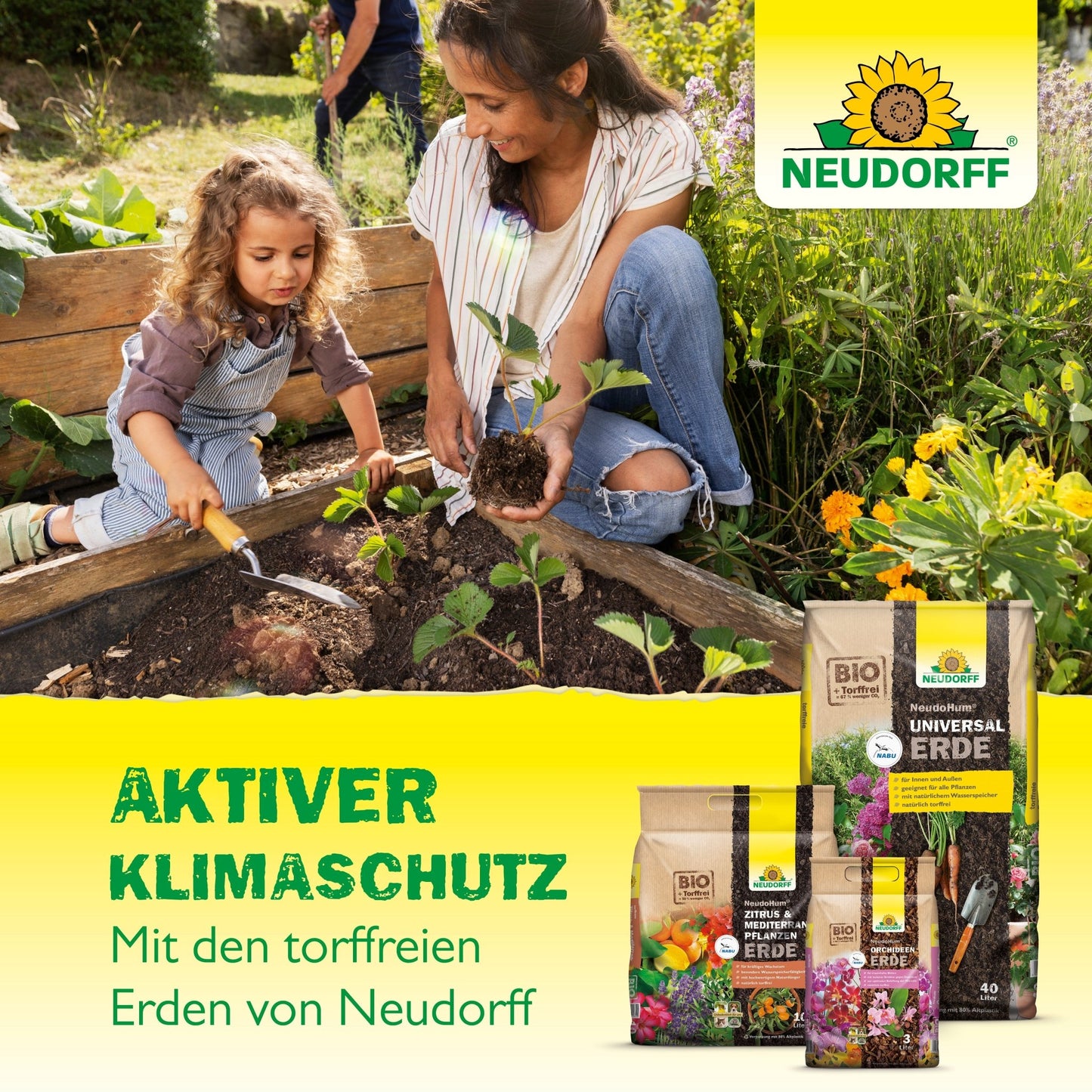Žena a mladé dievča sadia sadenice v záhradnom záhone s NeudoHum Kakteen & SukkulentenErde z Neudorff Shop tašiek. V popredí sú obaly Neudorff Shop a posolstvo o ochrane klímy.