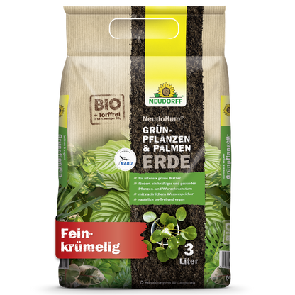 Ein 3-Liter-Beutel NeudoHum Grünpflanzen- & PalmenErde aus dem Neudorff Shop in beige-grüner Verpackung mit Pflanzenbildern, Produktinfos, einem roten "Fein-krumelig"-Etikett und einem Hinweis auf seinen natürlichen Wasserspeicher.