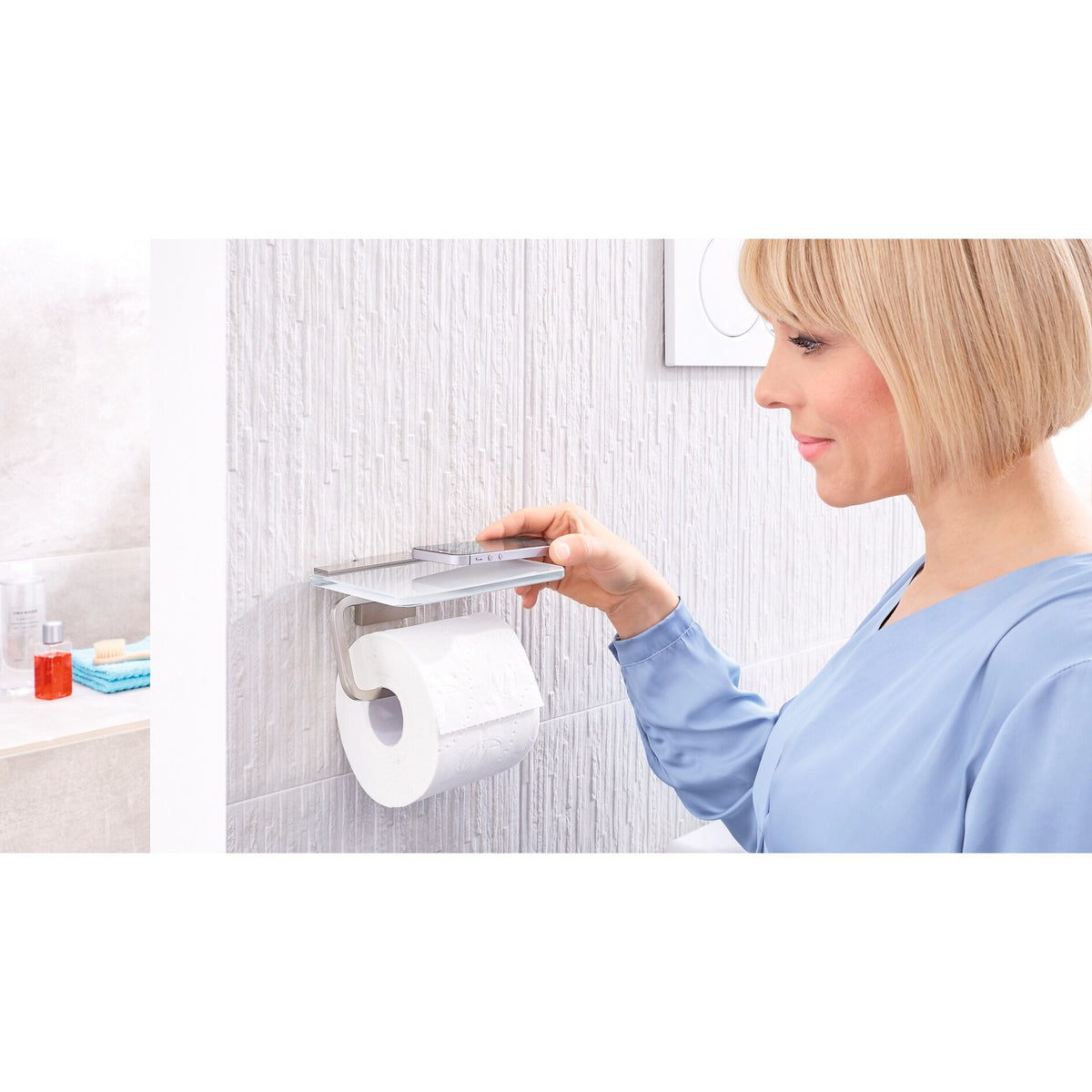 tesa EXXCLUSIV Toilettenpapierhalter m. Ablage, inkl. Klebelösung – Anwendung