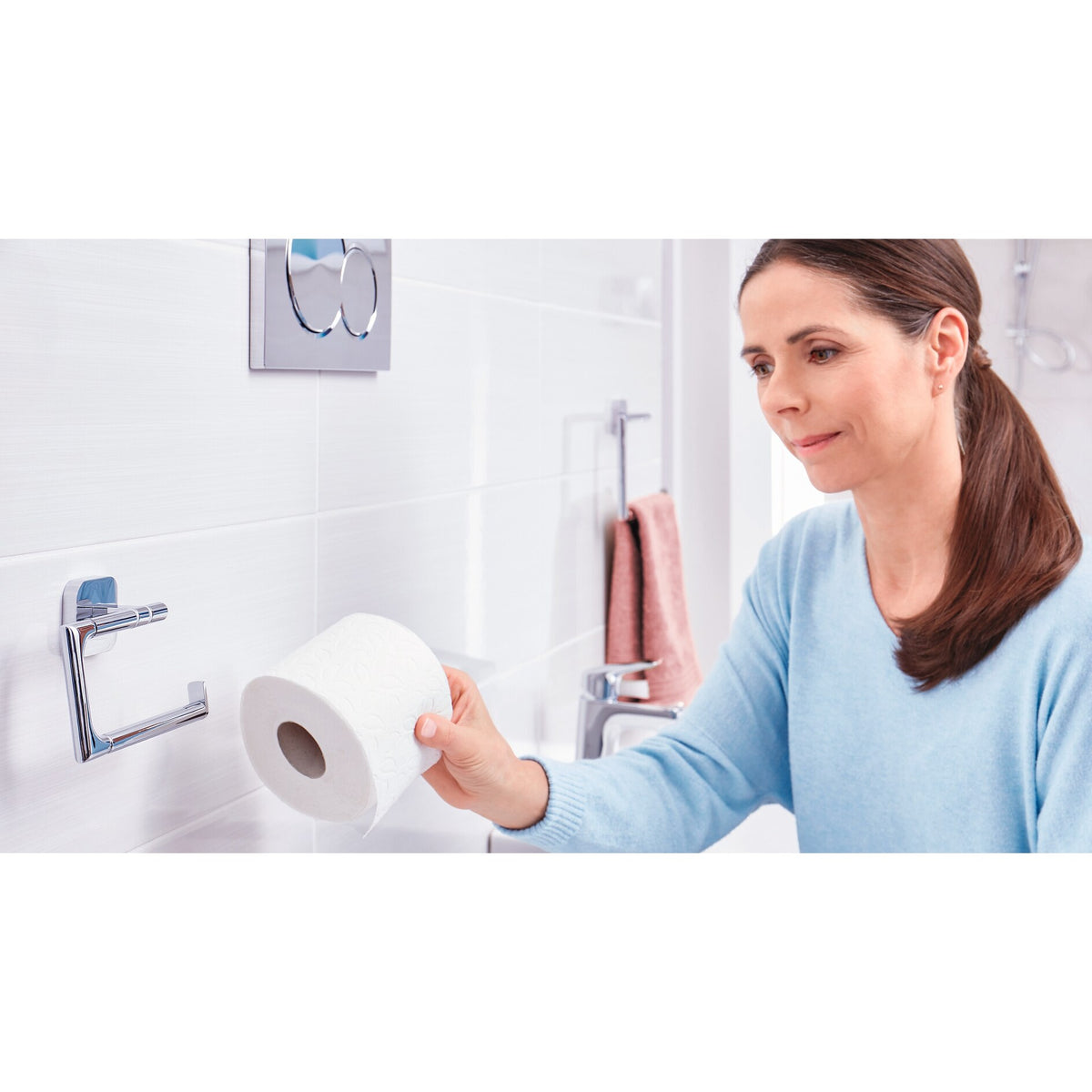 tesa ELEGAANT Toilettenpapierhalter, ohne Deckel, Metall, verchromt, inkl. Klebelösung – Anwendung